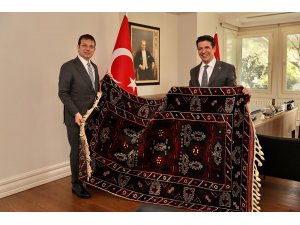 Turgay Genç, İmamoğlu’na Döşemealtı halısı hediye etti