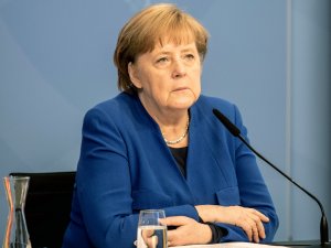 Merkel, Covid-19 aşılarının fikri mülkiyet hakları konusunda Uğur Şahin’le görüştü