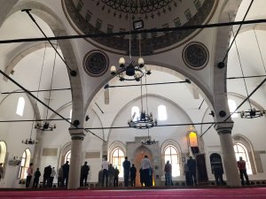 558 yıllık camide bir yılın ardından ilk cuma kılındı