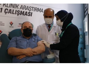 Bakan Varank gönüllü olduğu VLP aşının ilk dozundan 20 gün sonra ikinci dozunu yaptırdı