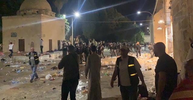 İsrail’den Mescid-i Aksa’da ses bombalı ve plastik mermili saldırı
