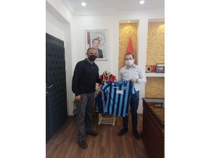Adanalı Vali’den Ordulu esnafa Adana Demirspor forması