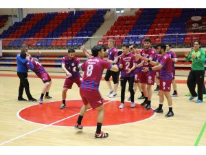 Karadeniz ekibi Erkekler Hentbol Süper Ligi’ne yükselmeyi kolbastı ile kutladı
