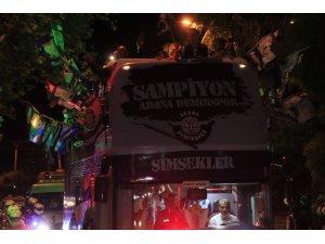 Adana Demirspor, üstü açık otobüsle kentte şampiyonluk turu attı