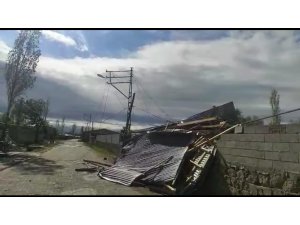 Iğdır’da fırtına evlerin çatılarını uçurdu