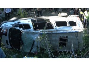 Bingöl’de minibüs şarampole yuvarlandı: 2’si ağır 16 yaralı
