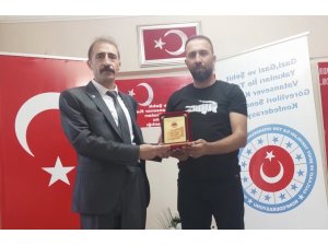 Şehit Gazi Sendikası Konfederasyonundan İHA’ya plaket
