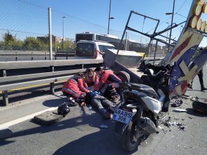 Küçükçekmece’de E5 Karayolunda motosiklet yön tabelasına çarptı