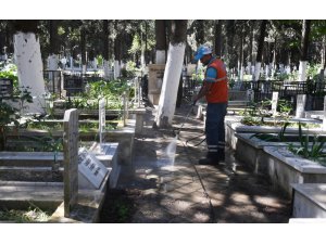 Kuşadası Belediyesi mezarlıkları çiçeklerle donattı