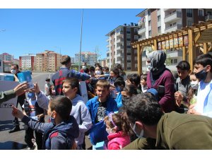 Erzurum’da faytonla ‘Arafalık’ hediyeler dağıtıldı