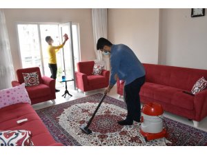 Mardin’de ihtiyaç sahibi yaşlı vatandaşların evlerinde bayram temizliği