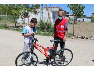 İki çocuğun bisiklet hayalini Kızılay gerçekleştirdi