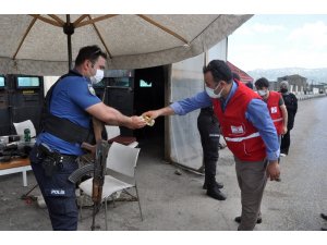 Kızılay’dan polis ekipleri ve sağlık çalışanlarına bayram ziyareti