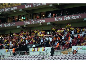 Galatasaray - Yeni Malatyaspor maçını taraftarlar da izledi