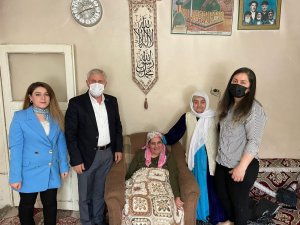 Başkan Özbek’ten yılın annesine ziyaret
