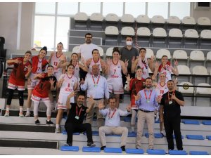 Turgutlu Belediyesinin kadın basketbolcuları grup maçlarını namağlup tamamladı