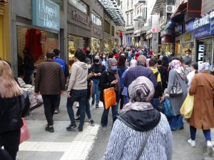 Trabzon’da kademeli normalleşmenin ilk gününde şehir merkezinde adım atacak yer kalmadı