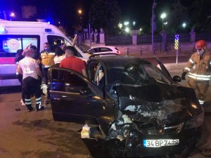 Zeytinburnu’nda iki otomobil çarpıştı: 4 yaralı