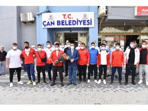 Çan Belediyesi güreş kulübü pehlivanları davul zurna ile karşılandı