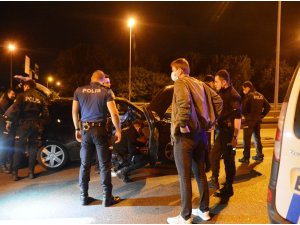 'Dur' ihtarına uymayan alkollü sürücü önce polis araçlarına sonra bariyerlere çarpınca yakalandı - Vimarsana News