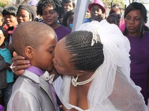 62 yaşındaki kadın 9 yaşında çocukla evlendi