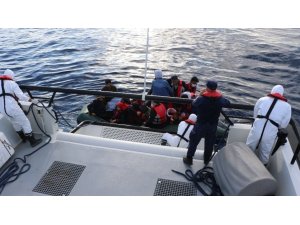 Çanakkale açıklarında 17 düzensiz göçmen kurtarıldı