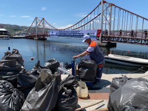 Bandırma’da 2 saatte denizden 200 torba çöp çıktı