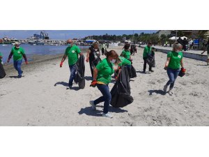 Salya kabusuyla çalkalanan Marmara’nın kıyılarında çöp temizliği