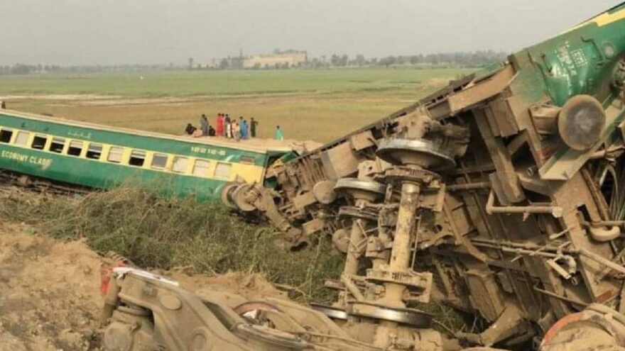 Ülkeyi sarsan kaza: İki tren çarpıştı, onlarca ölü var