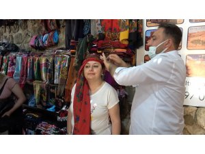 Mardin’e özgü şal bağlaması turistlerin ilgi odağı oldu