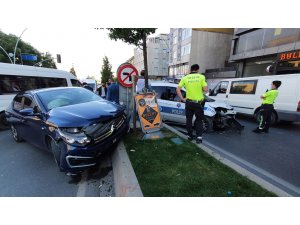 Sultangazi’de polis aracı ile otomobil çarpıştı: 1’i polis 2 yaralı