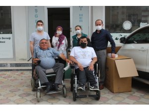 Akrabaları engelli olunca her yıl tekerlekli sandalye bağışlamaya başladılar