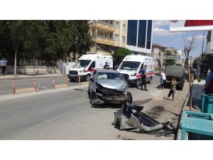 Otomobil park halindeki minibüse çarptı: 3 yaralı
