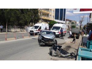 Otomobil park halindeki minibüse çarptı: 3 yaralı - Vimarsana News