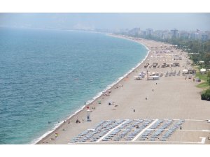 Antalya’da sahillerde turist yoğunluğu