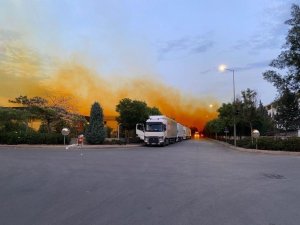 Fabrikanın kimyasal madde tankından sızıp havayla karışan nitrik asit gökyüzünü turuncuya boyandı