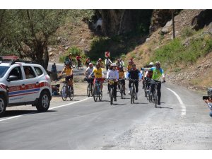Türkiye’nin dört bir tarafından Şırnak’a gelen sporcular, huzurun sağlandığı dağlarda bisiklet sürdü