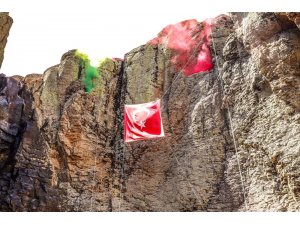 Bingöl’de jandarma 50 metrelik Çır Şelalesi’nden dağcılık inişi yaptı
