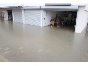 Şiddetli yağmur garaj ve depoları göle çevirdi