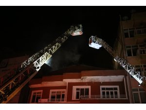 Çatı katında çıkan yangın iki binayı küle çeviriyordu