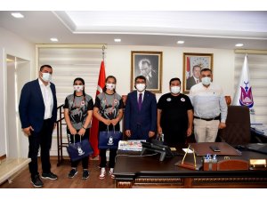 Başkan Çelik Şehzadeler’in şampiyonlarını altınla ödüllendirdi