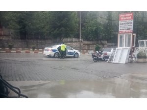Yağmur altında bekleyen yaşlı adamın yardımına polisler koştu