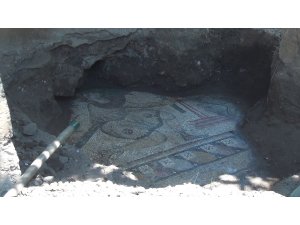 Kaçak kazı sırasında tarihi mozaikler ortaya çıktı