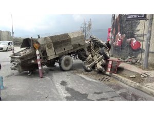 Başakşehir’de beton yüklü traktör devrildi: 1 yaralı