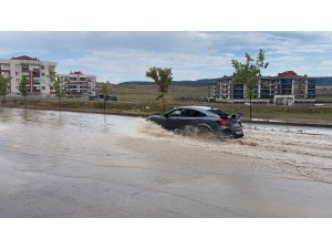 Yağış sonrası oluşan göletler araçları zora soktu