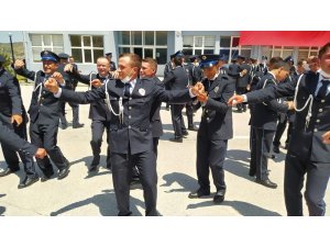 Polis adayları oyun havaları eşliğinde mezuniyetlerini kutladı