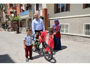 Başkan Savran’dan bisikleti çalınan çocuğa sürpriz hediye