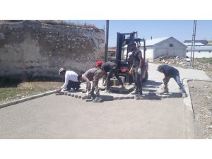 Horasan’da mahallelere kilitli taş çalışması