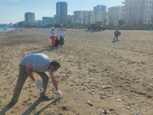 Mezitli’de gönüllüler sahil temizliği yapıyor
