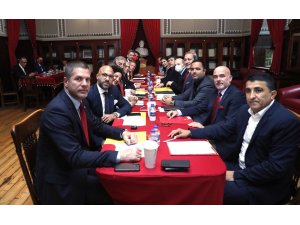 Galatasaray’da yeni yönetim ilk toplantısını Galatasaray Lisesi’nde yaptı